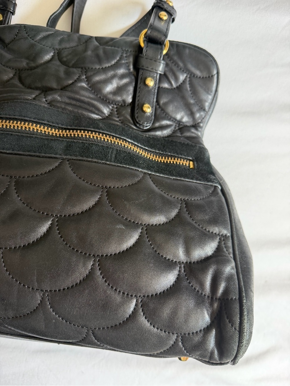 Badgley Mischka Leather Black Quilted Scallop Gold Hardware Shoulder Bag - Picture 4 of 14